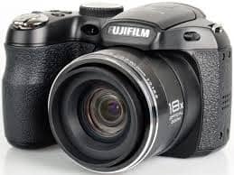 Fujifilm FinePix S2980 camera features a tiny